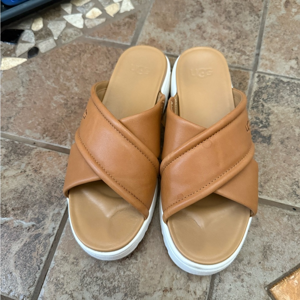 UGG Tan Sandals with Cross-Strap Design and Comfortable Footbed